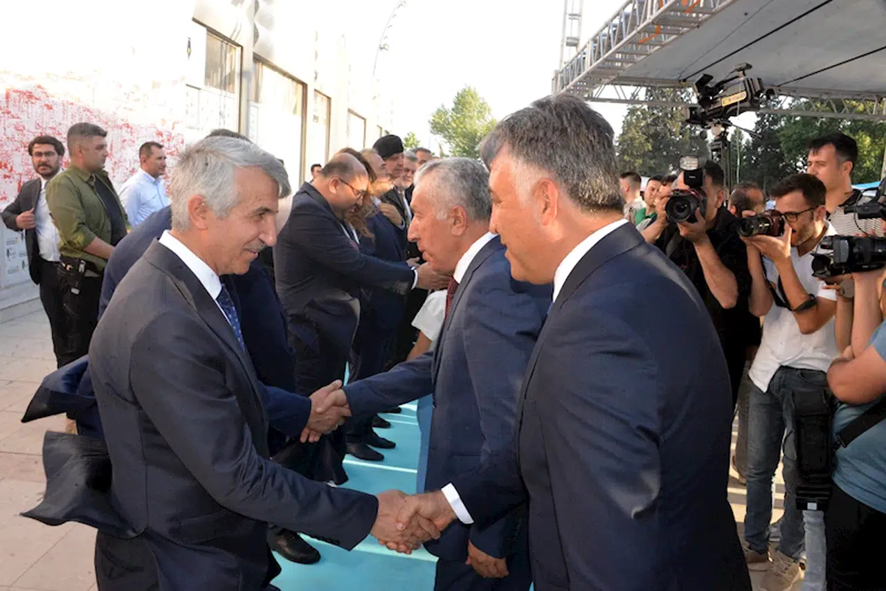 Kahramanmaraş’ta protokol ile vatandaşlar bayramlaştı