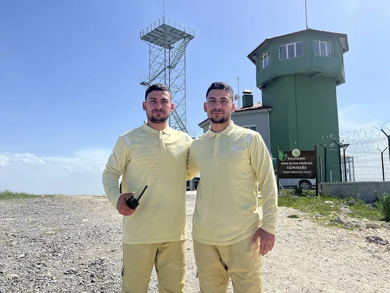 İkizler, orman yangınlarına karşı omuz omuza nöbette