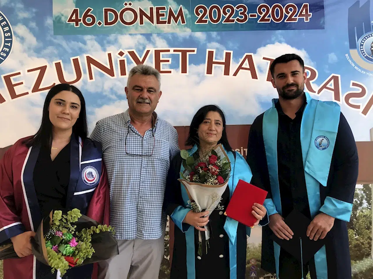 Anne ve ikizleri üniversiteden aynı gün mezun oldu
