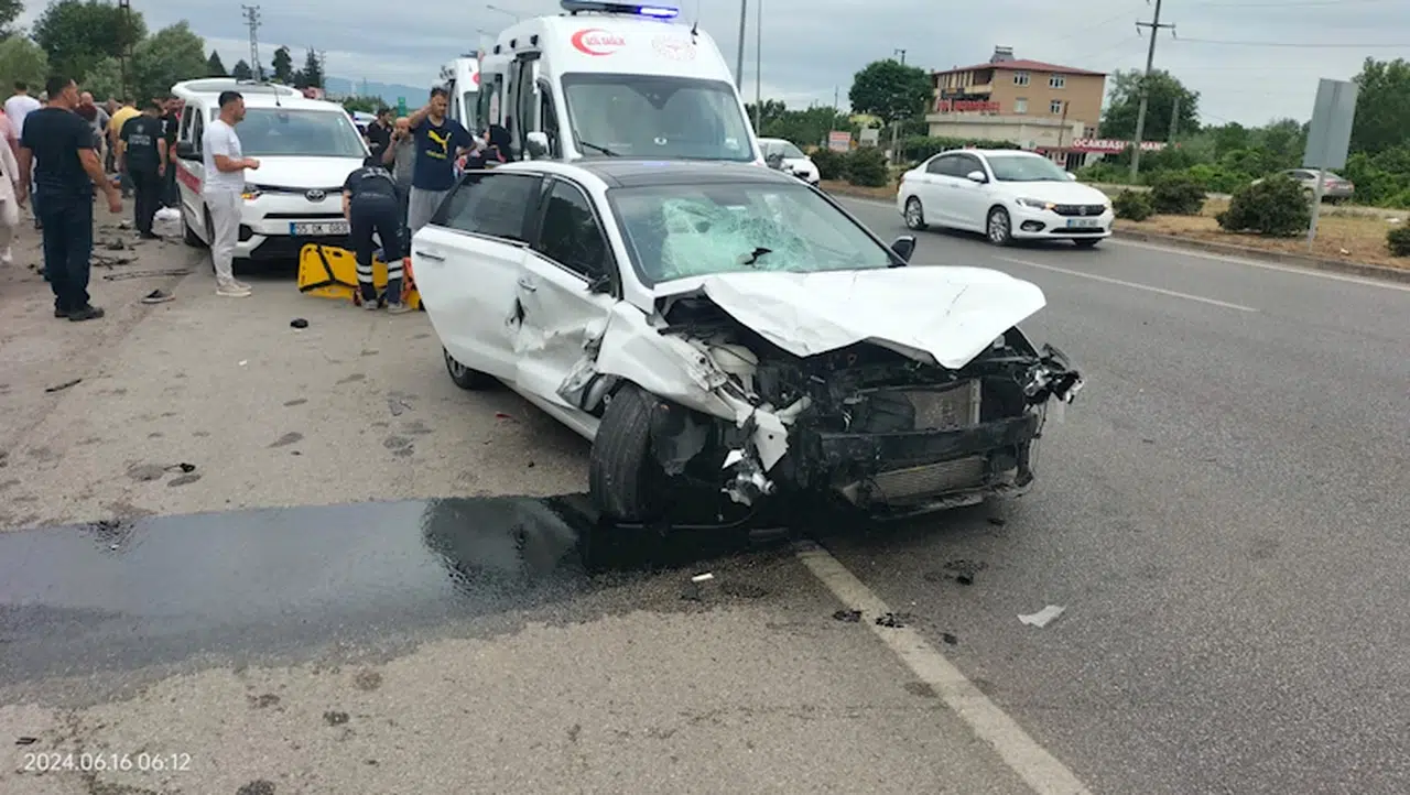 Arıza yapan otomobili için yol yardım aracı beklerken otomobil çarptı: 1 ölü, 4 yaralı