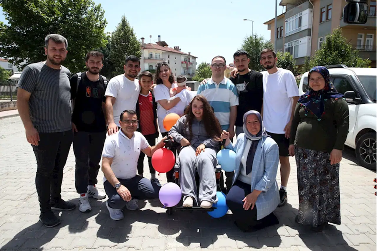 Futbol antrenörü ve sporcularından engelli Nurcan'a "en özel" bayram hediyesi