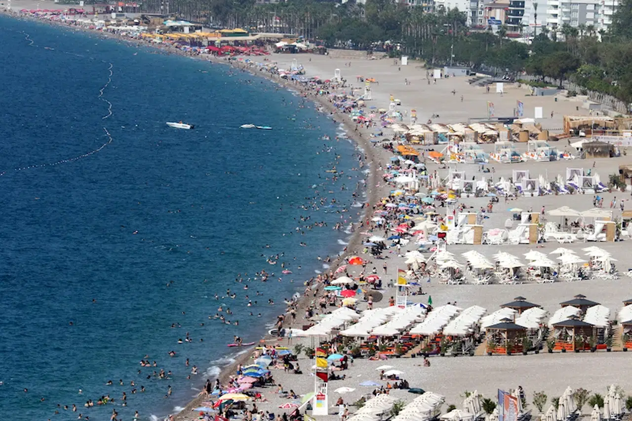 Antalya sahillerinde bayram yoğunluğu