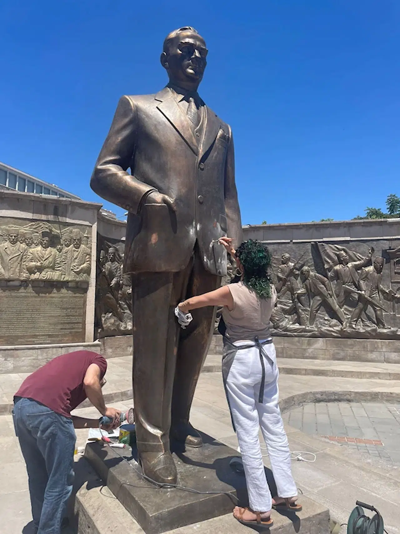 Atatürk Anıtı'na baltalı saldırı: 1'i kadın 2 gözaltı (2)