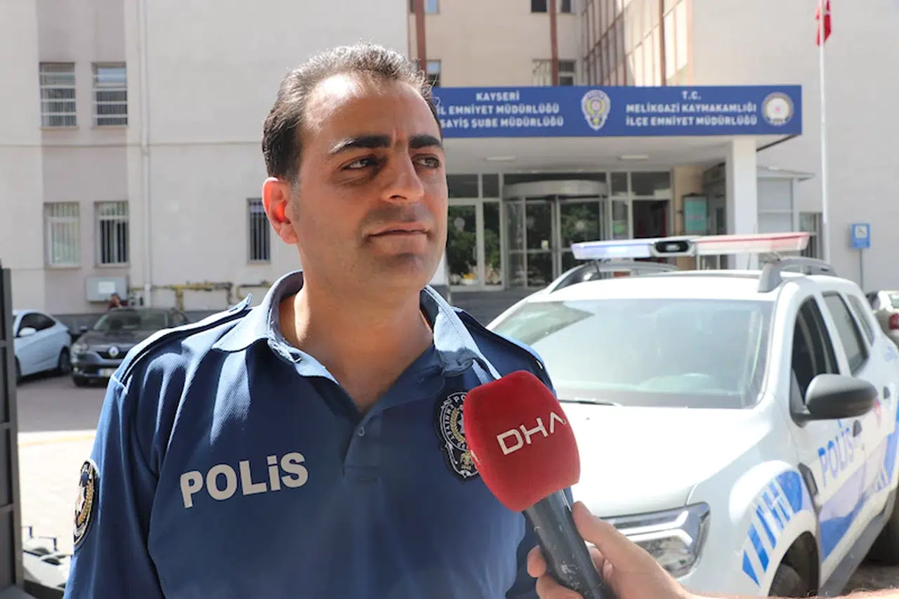 Otomobilde boğulmak üzereyken ikizleri kurtaran polis: Hiç düşünmeden camı kırıp, bebekleri çıkardık 