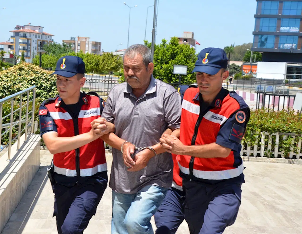 Oğlunu öldürüp jandarmayı bekleyen baba: Pişmanım