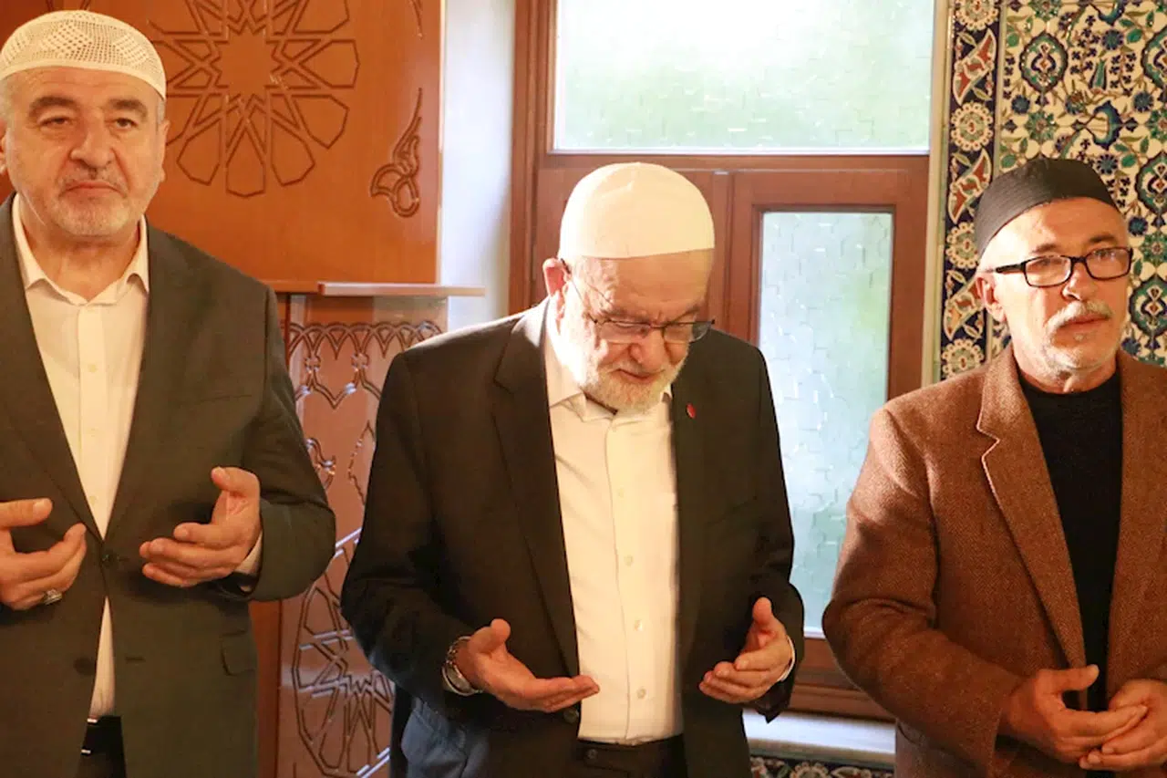 Karamollaoğlu, bayram namazını Ankara'da kıldı