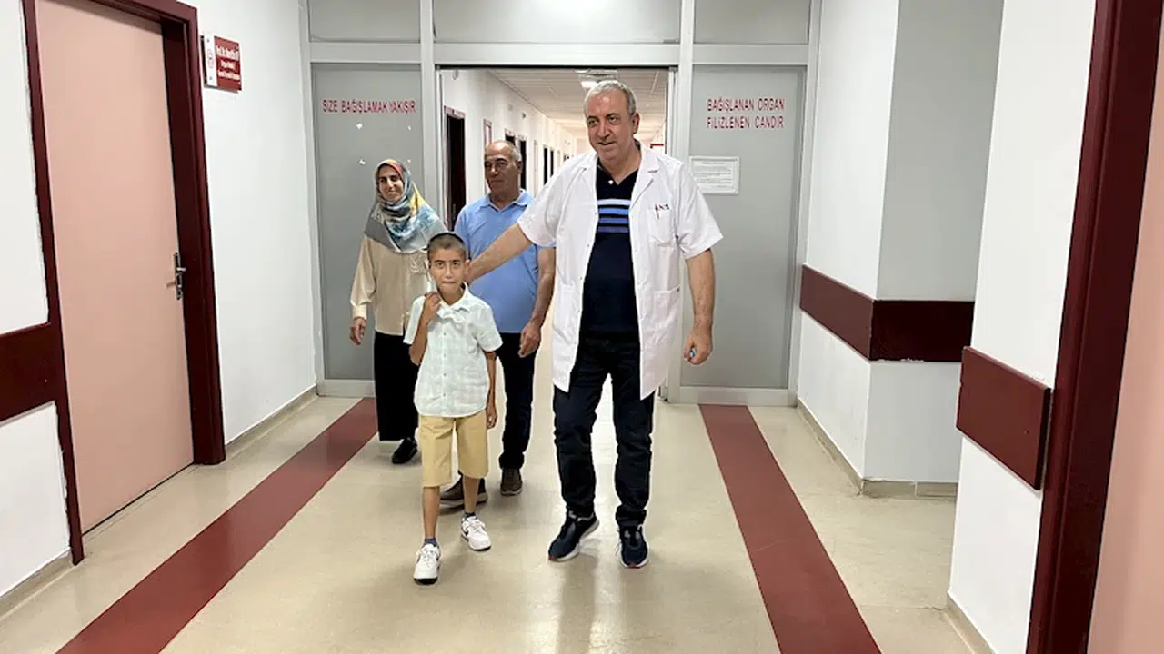 Durumu ağırlaşan Emre, babasının böbreğiyle hayata tutundu: Gerekirse diğerini de veririm