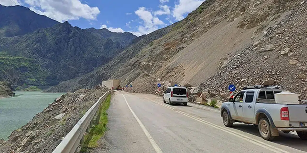 Artvin Valiliği'nden Kurban Bayramı Trafik Uyarısı: "Yolda Sevdiklerinizi Değil, Yolu Görün"