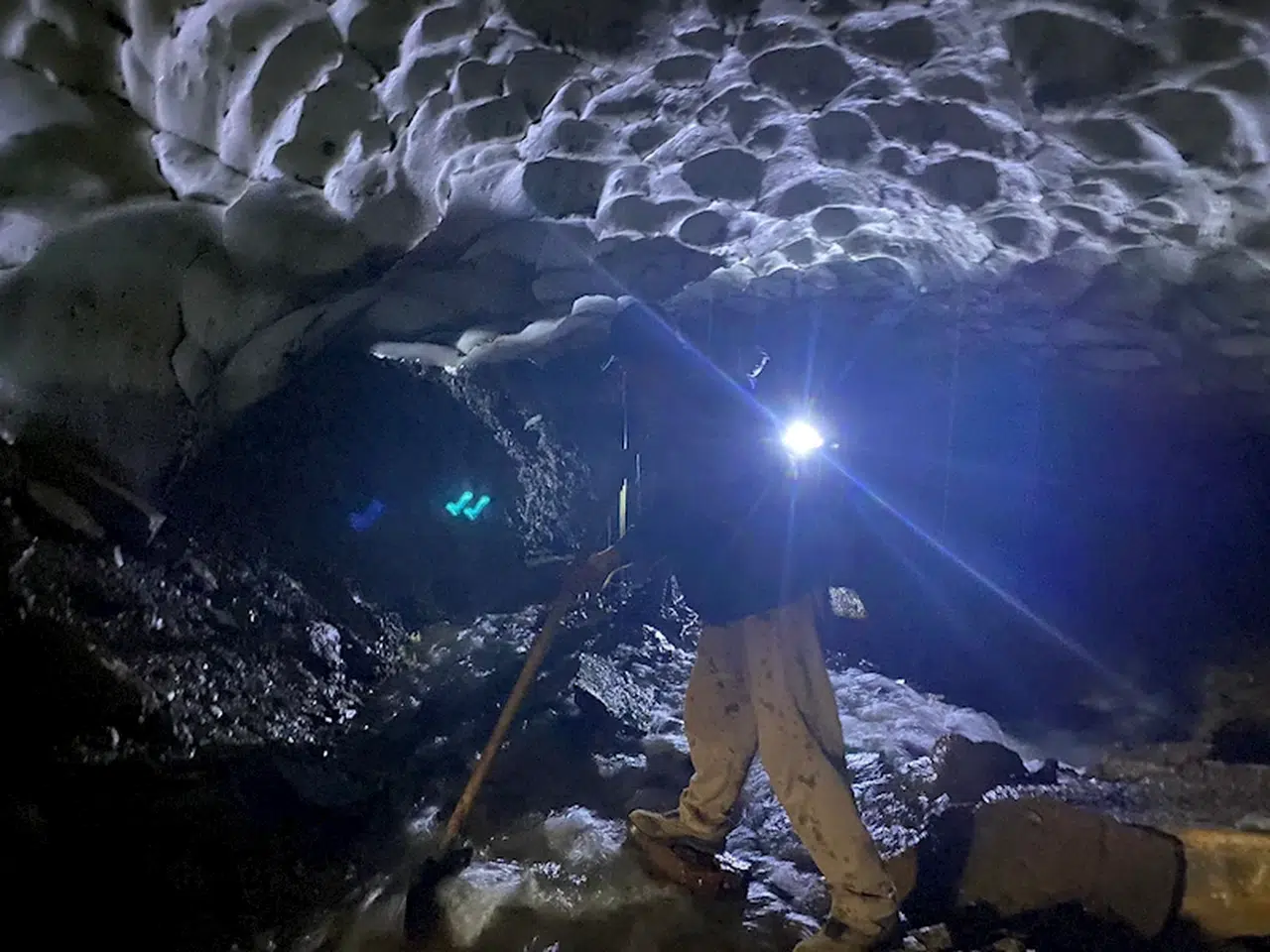 Kışın çığın altında kalan sulama kanalını açmak için seferber oldular