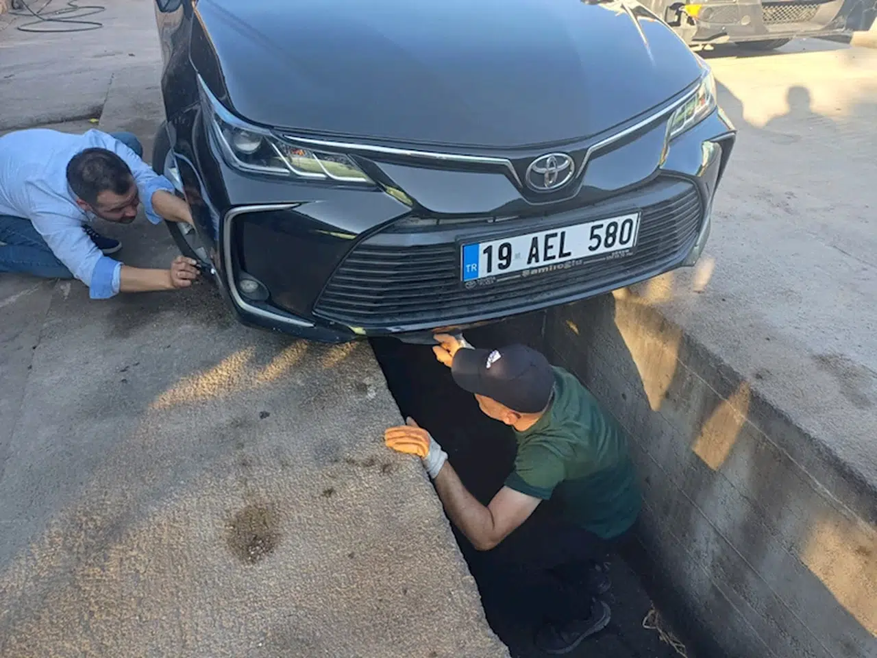 Çorum'da otomobilin motor bölümüne giren yılan belediye ekiplerince çıkarıldı