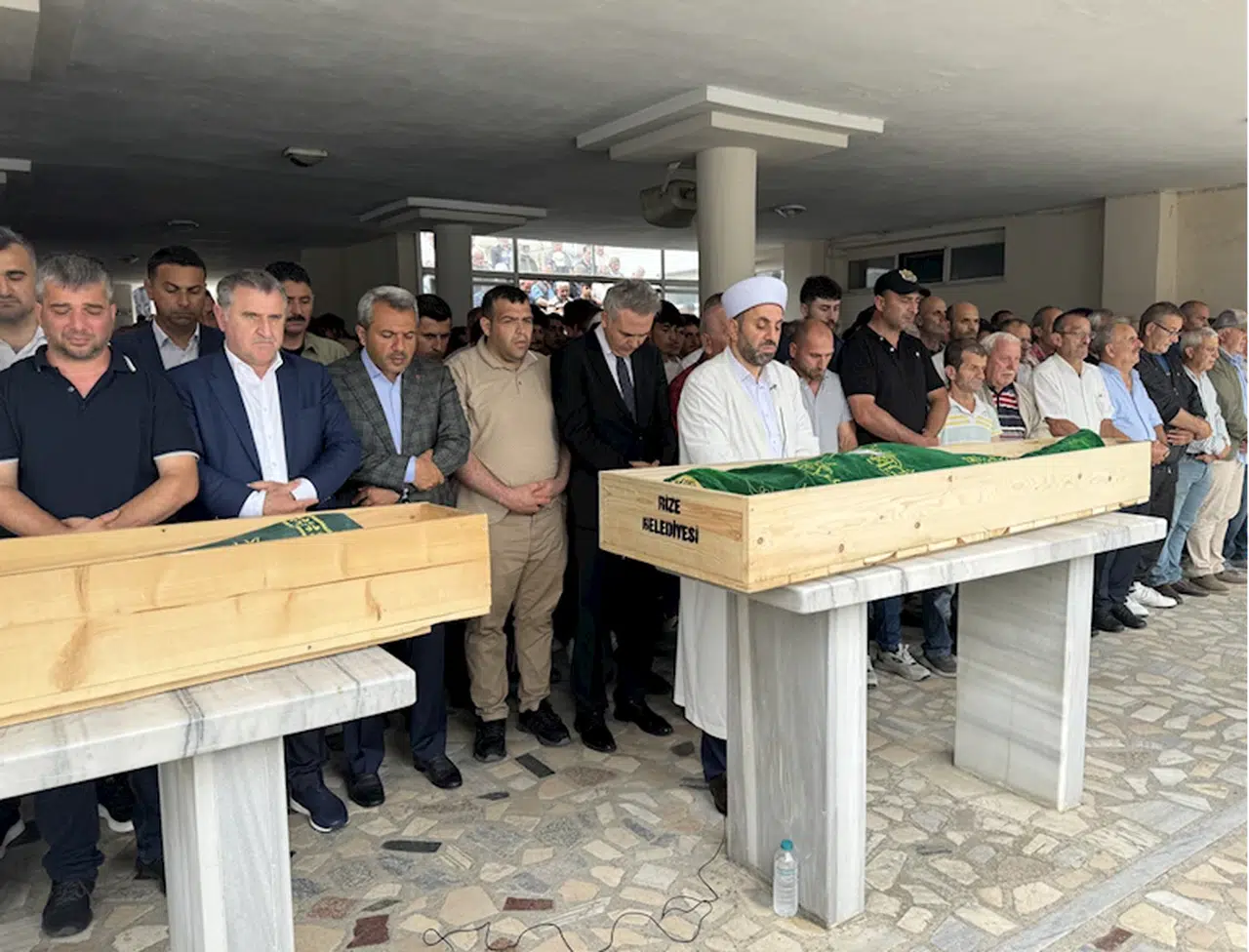 Rize'de trafik kazasında ölen anne ve 2 çocuğunun cenazeleri toprağa verildi