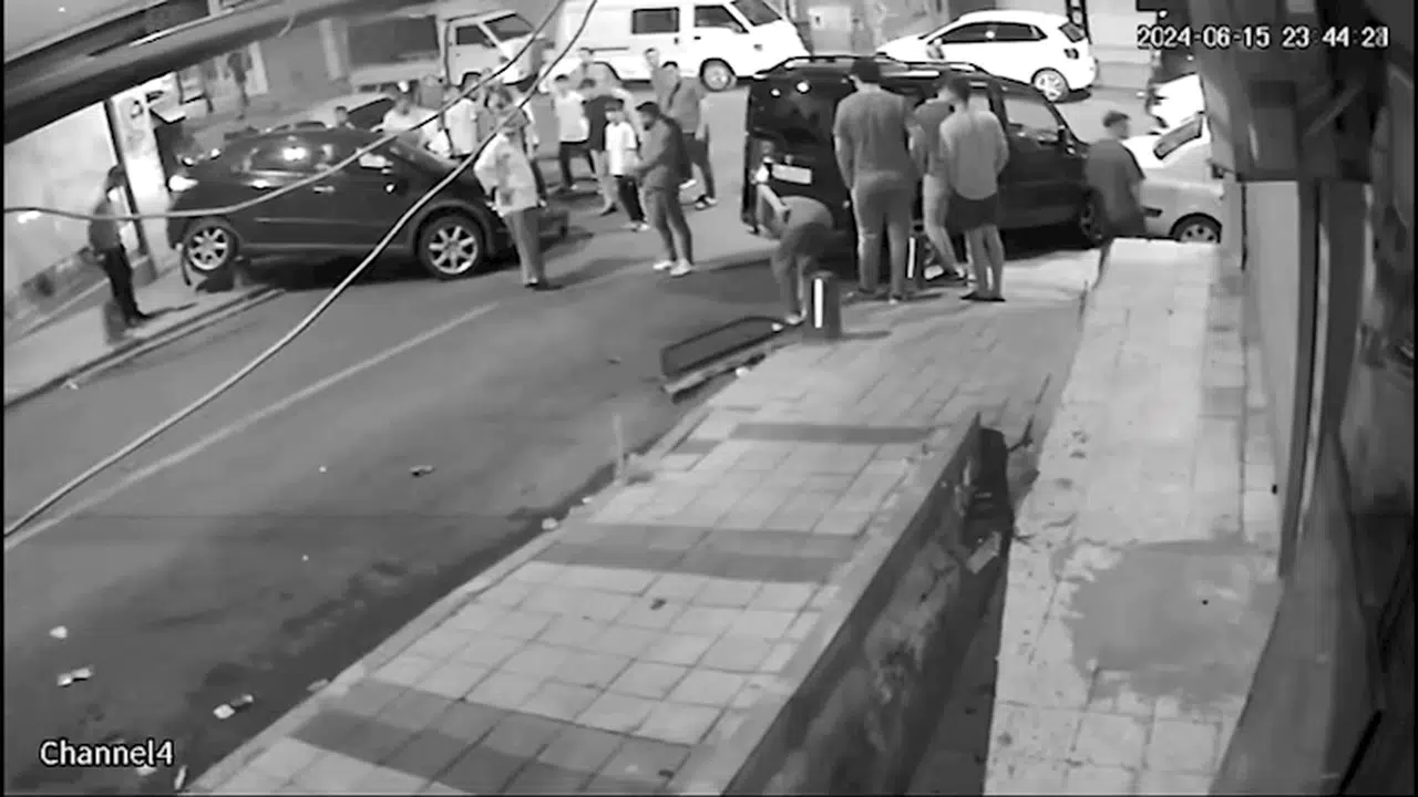 İstannbul - Sultangazi'de kaldırıma çıkan aracın altında kalmaktan son anda kurtuldu 