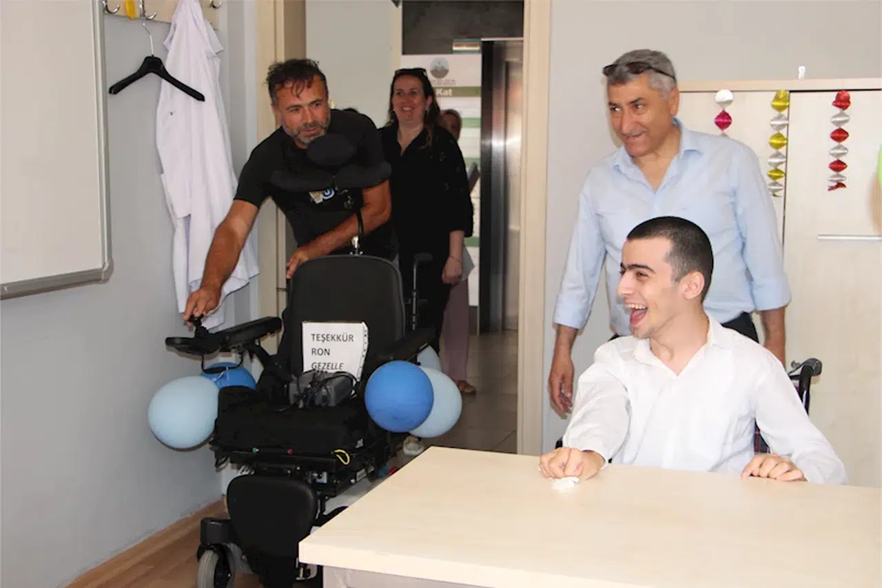Hollandalı iş insanından engelli Sertunç'a, akülü tekerlekli sandalye