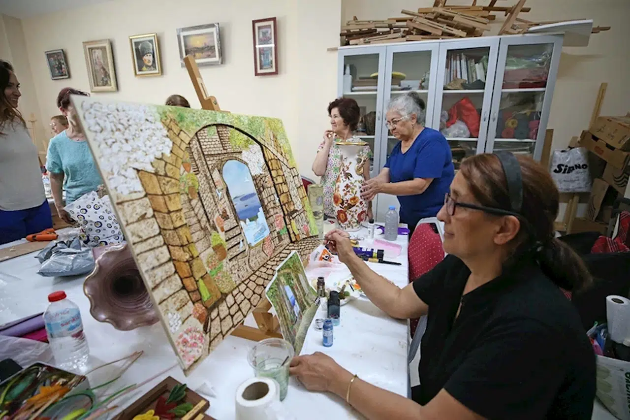 Karşıyaka'da 60 yaş üzeri vatandaşa kurs ve etkinlik