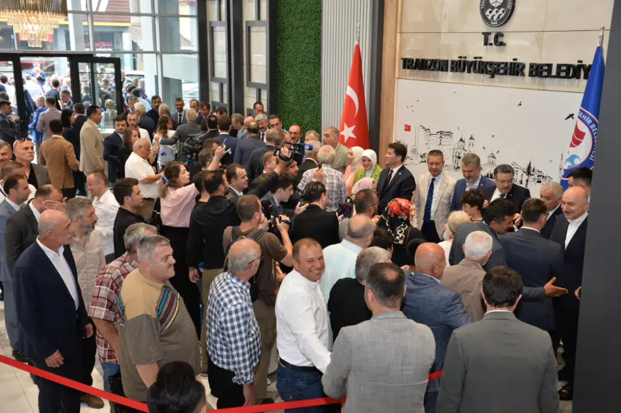 Trabzon Büyükşehir Belediye Başkanı Genç, Hemşehrileriyle Bayramlaştı: Birlik ve Beraberlik Vurgusu