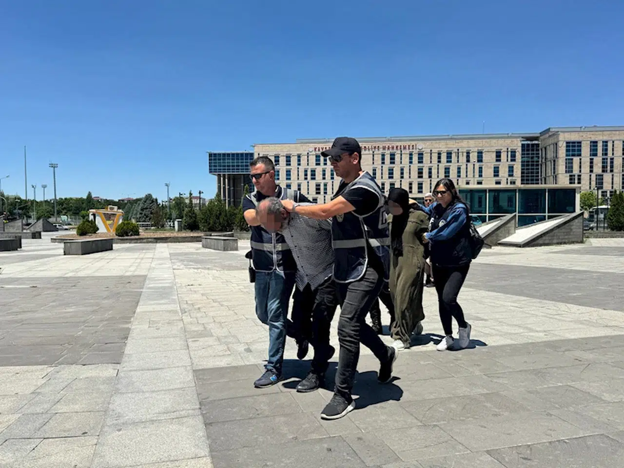 Kayseri'de Atatürk Anıtı'na baltalı saldırı yapan dayı-yeğen adliyede