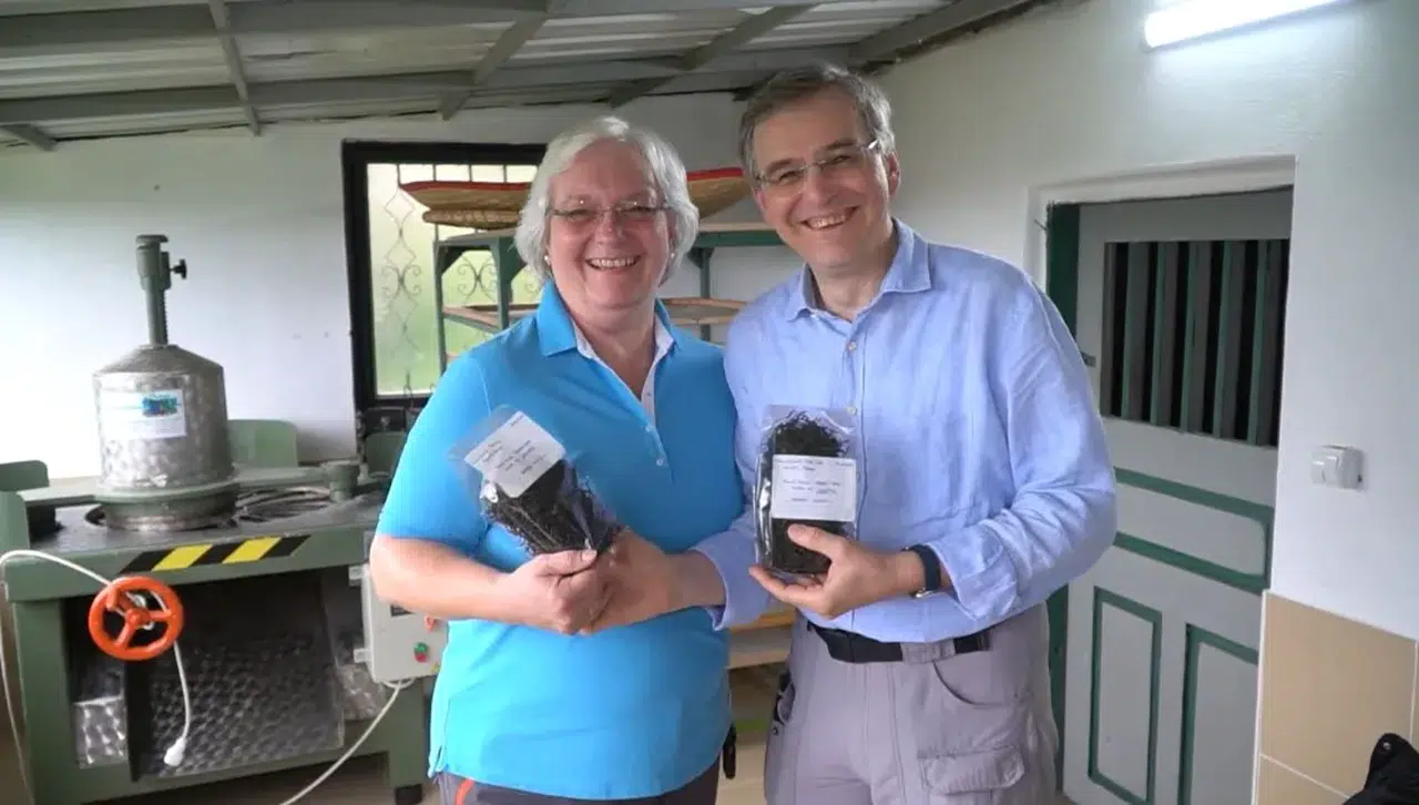 Türkiye'den sipariş ettikleri çayı merak ettiler, Hollanda'da Rize'ye geldiler