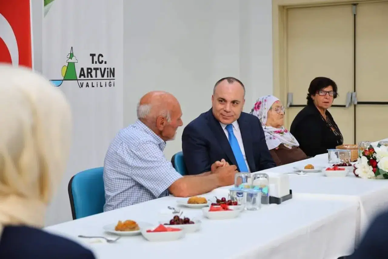 Vali Ünsal'dan Murgul Huzurevi'ne Bayram Ziyareti