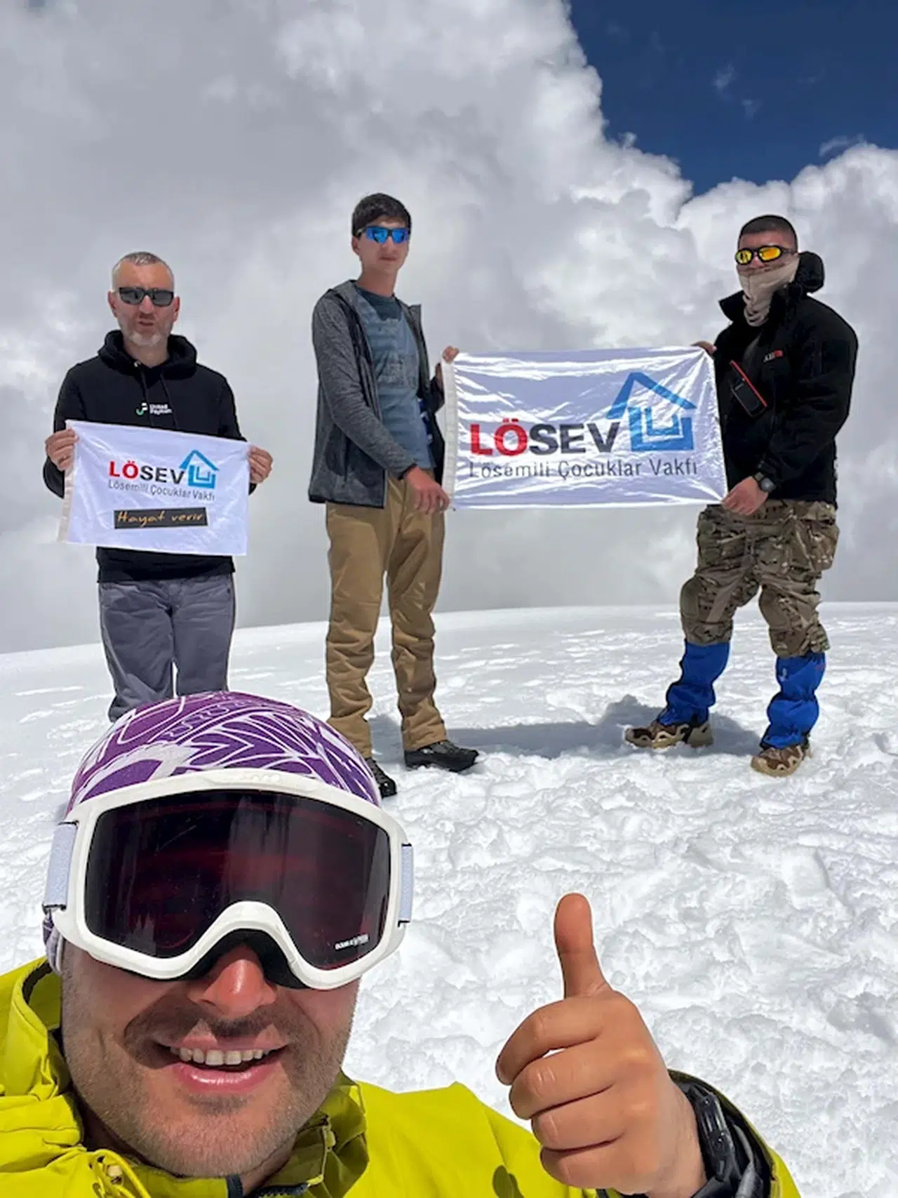 Lösemili çocukların flaması Azerbaycan'ın en yüksek zirvesinde