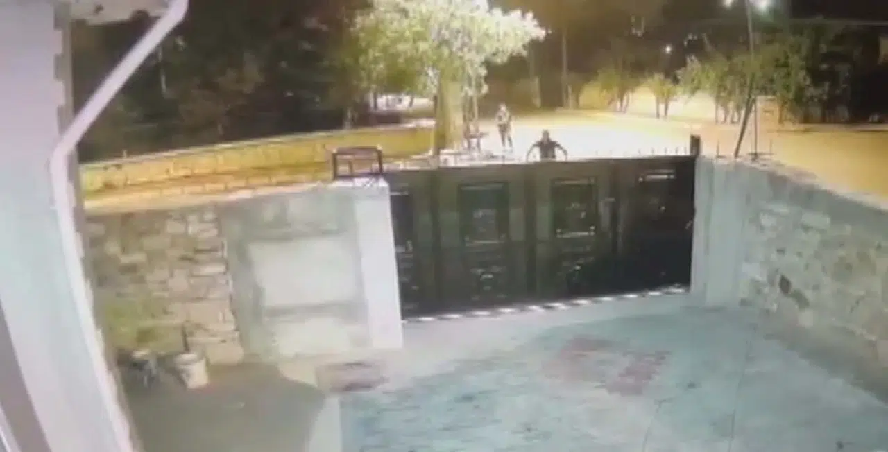 Husumetli olduğu kişinin evini basıp bıçakla yaraladı