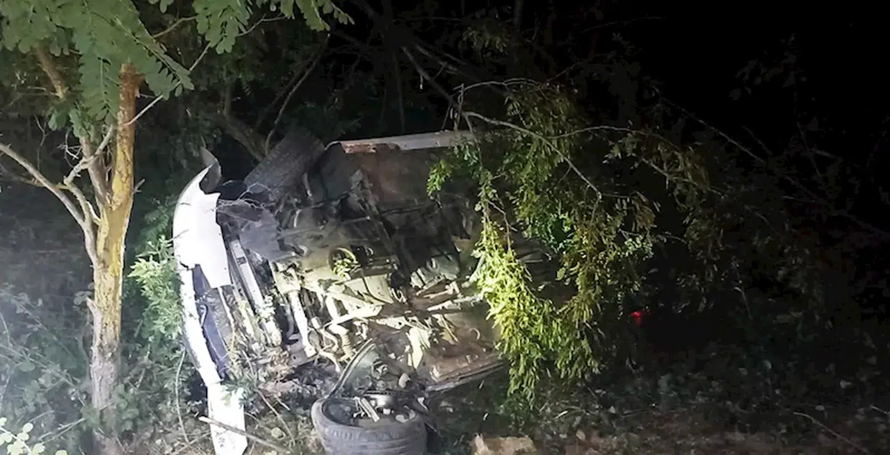 Otomobille minibüs çarpıştı: 2’si çocuk, 15 yaralı