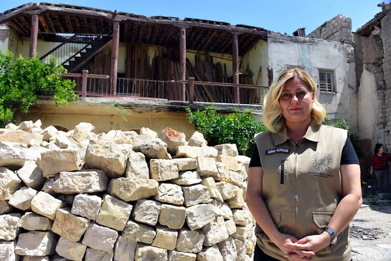 229 tarihi yapı molozlardan ayrıştırıldı, 6'sı kitabe 65 taş kurtarıldı