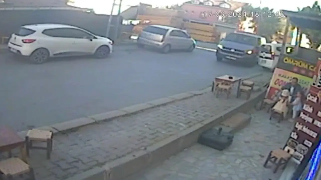 İstanbul - Arnavutköy'de minibüs dondurma dükkanına daldı; kaza anı kamerada