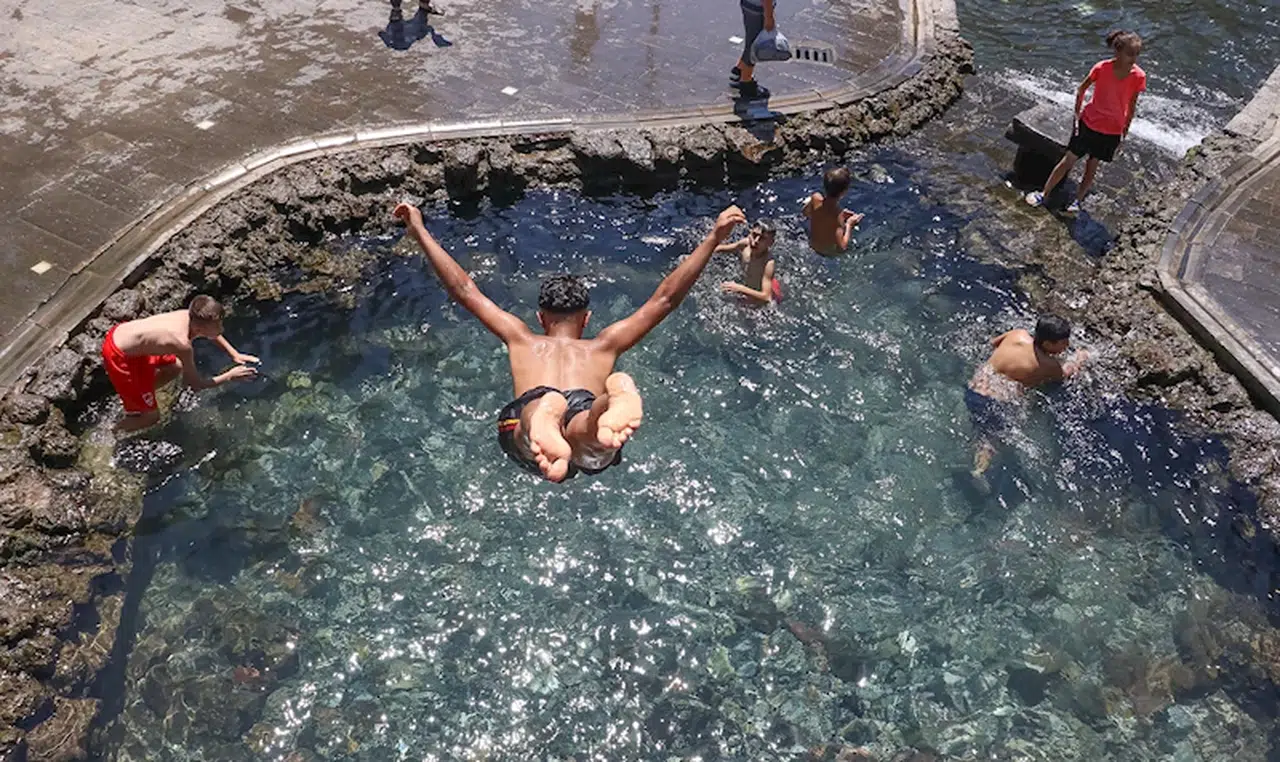 Diyarbakır'da çocuklar, tehlikeye aldırış etmeden süs havuzunda serinledi