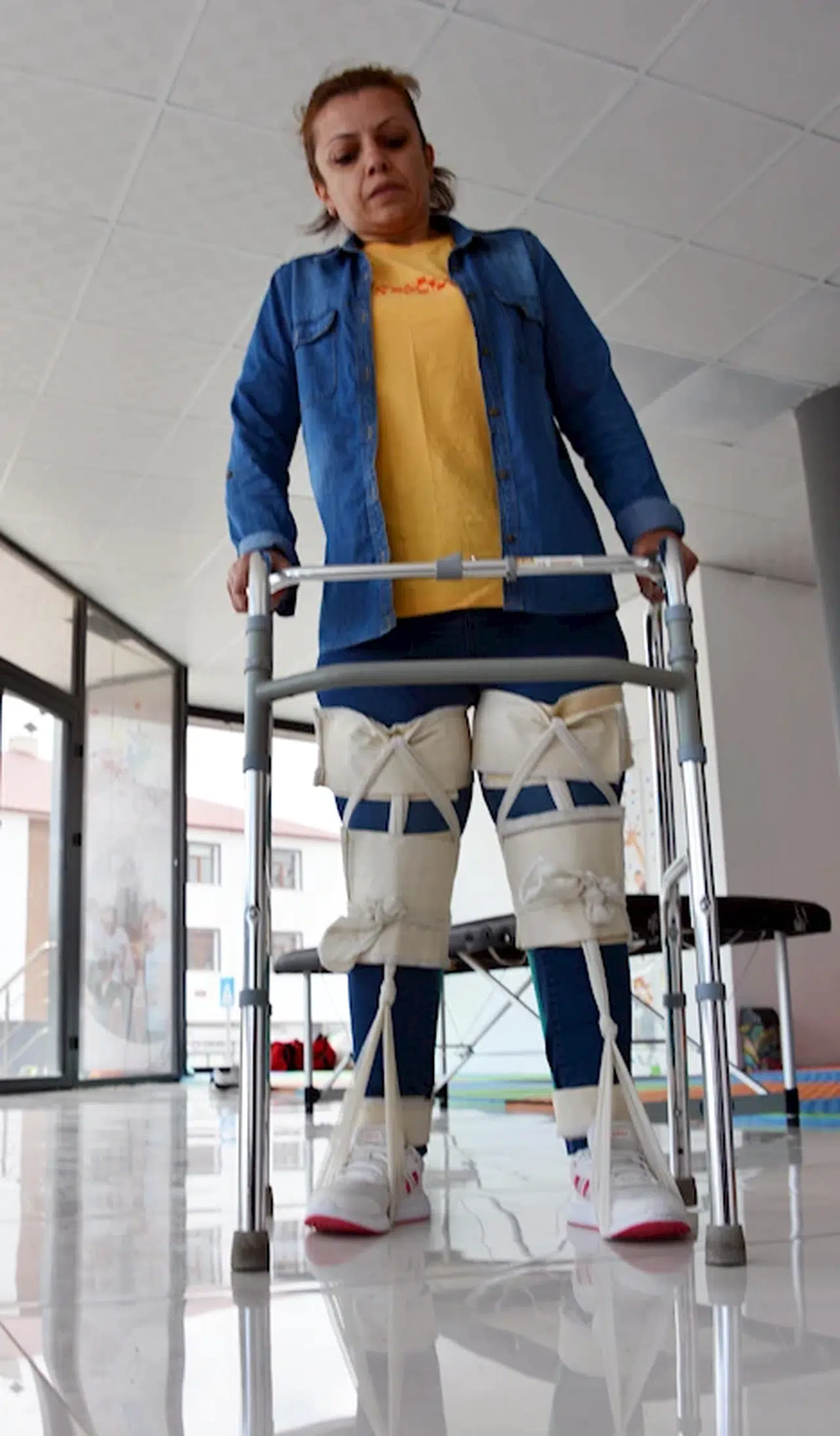 Doktorlar 'artık yürümezsin’ dedi, azmi ve fizik tedaviyle 15 yıl sonra ilk adımını attı