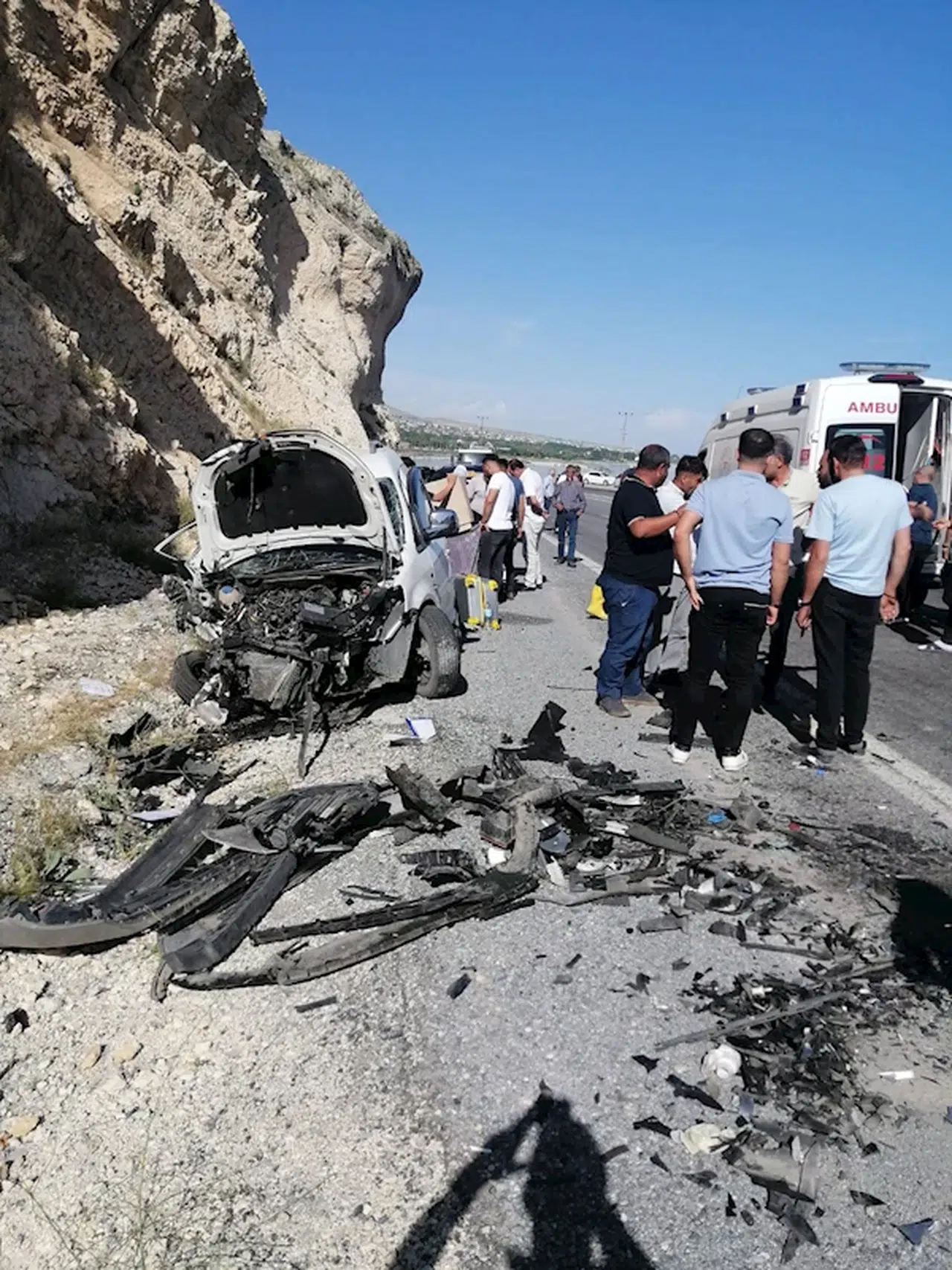 Bitlis'te otomobil ile hafif ticari araç çarpıştı; belde başkanı öldü, 10 yaralı