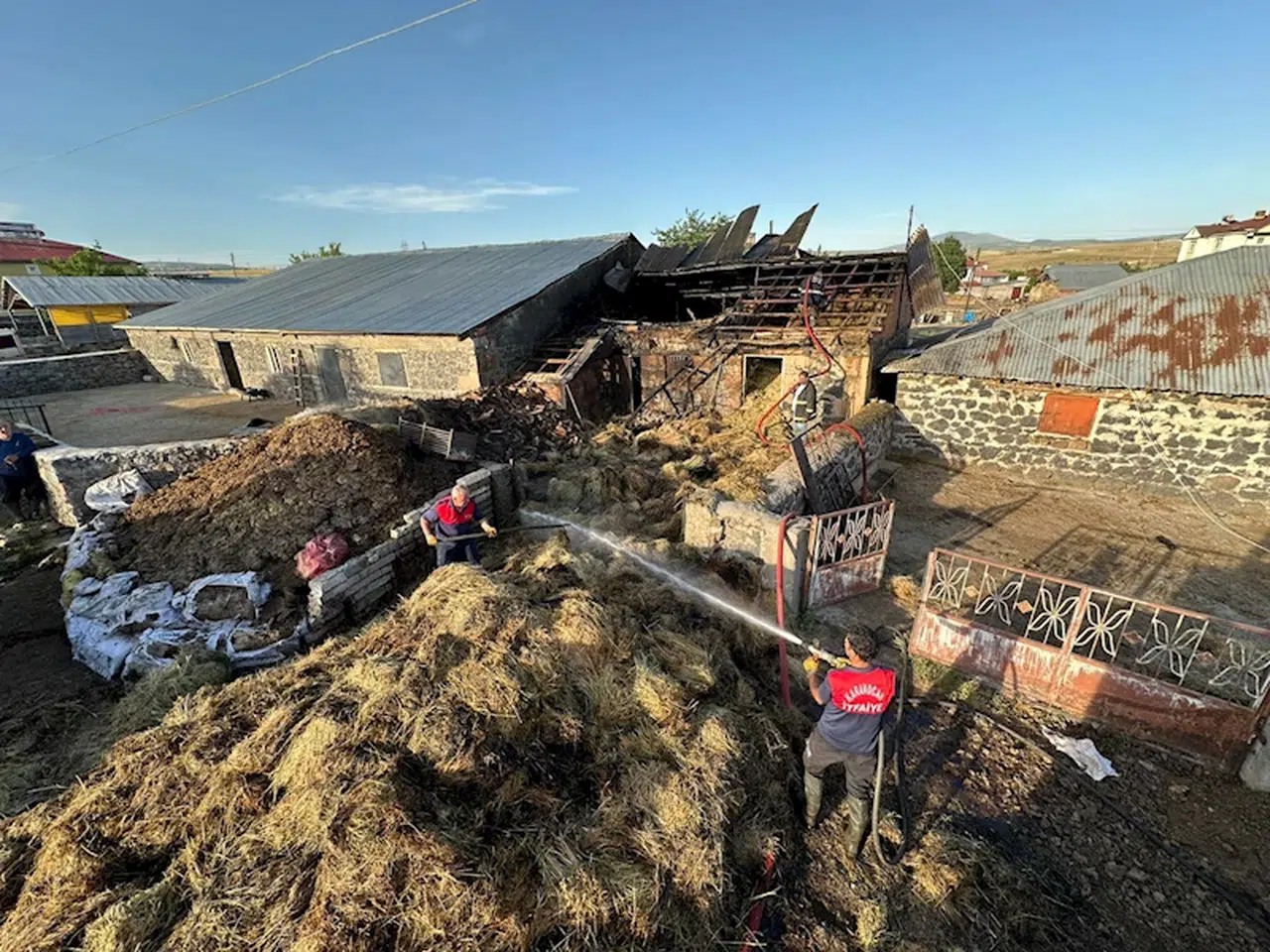 Elazığ'da patozdan sıçrayan alevler, ahır ve samanlığı yaktı