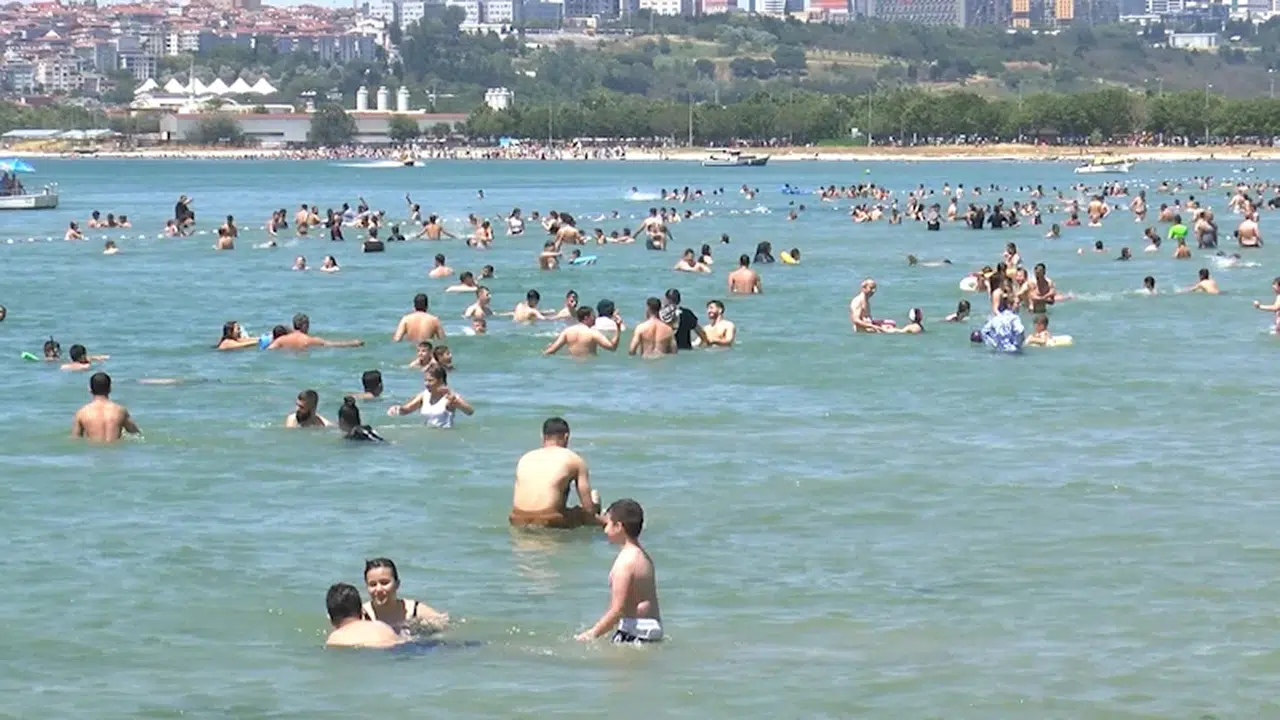 İstanbul- Büyükçekmece ve Menekşe Plajı'nda bayram yoğunluğu
