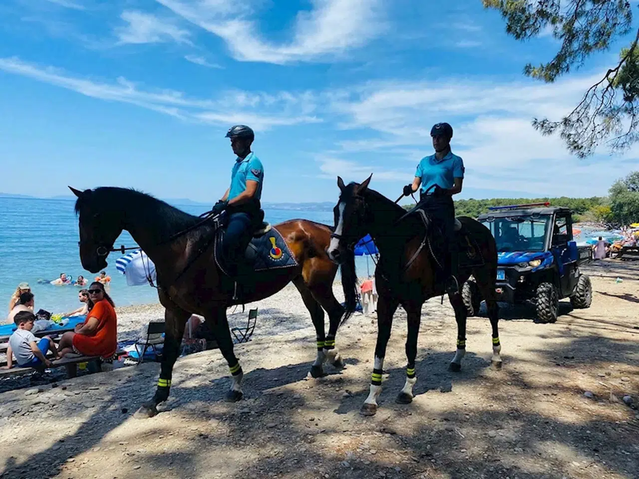 Kuşadası'nda atlı jandarma ve ATV Timi Milli Park'ta görevde
