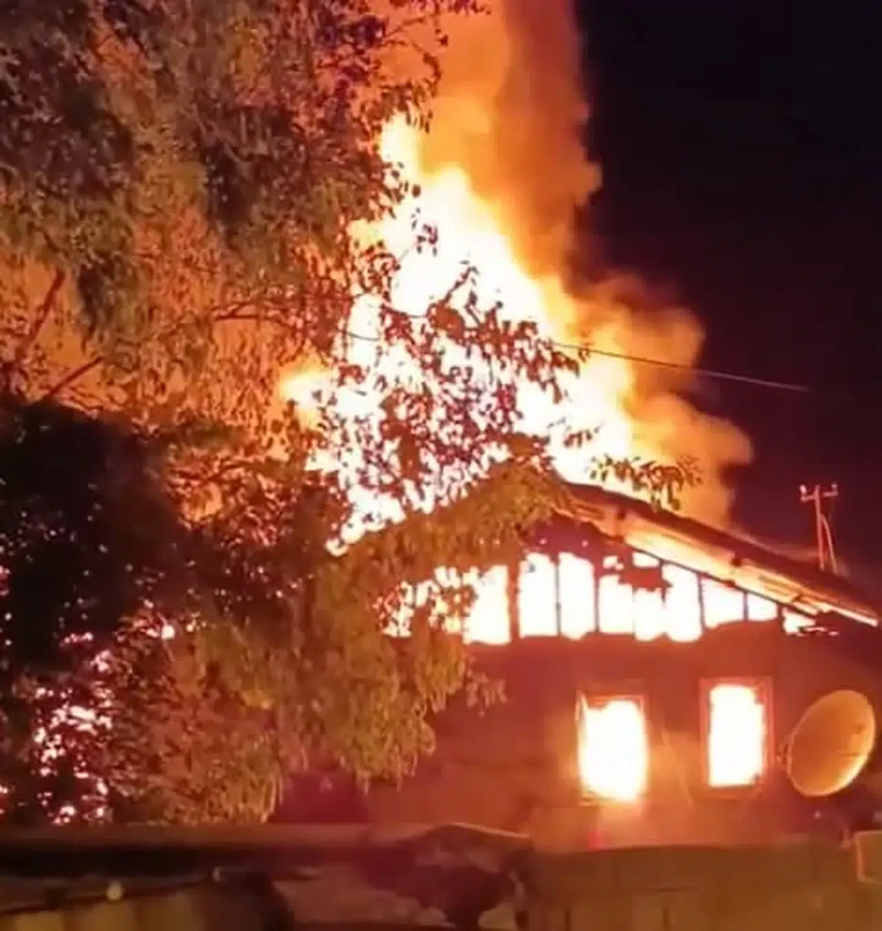 Boyabat'ta çıkan yangında iki katlı ahşap bina yandı