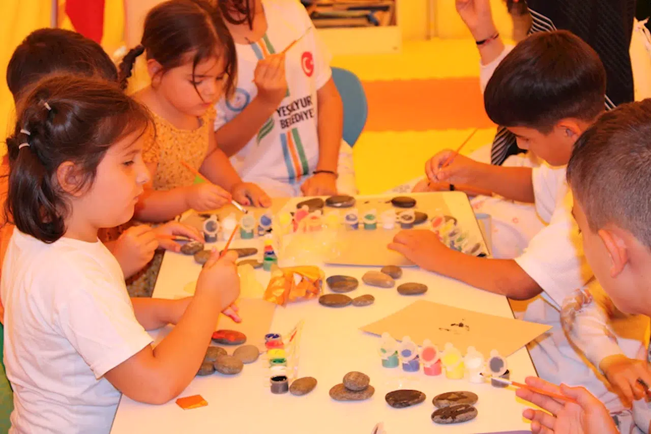 Depremzede anne ve çocuklara bayram etkinliği