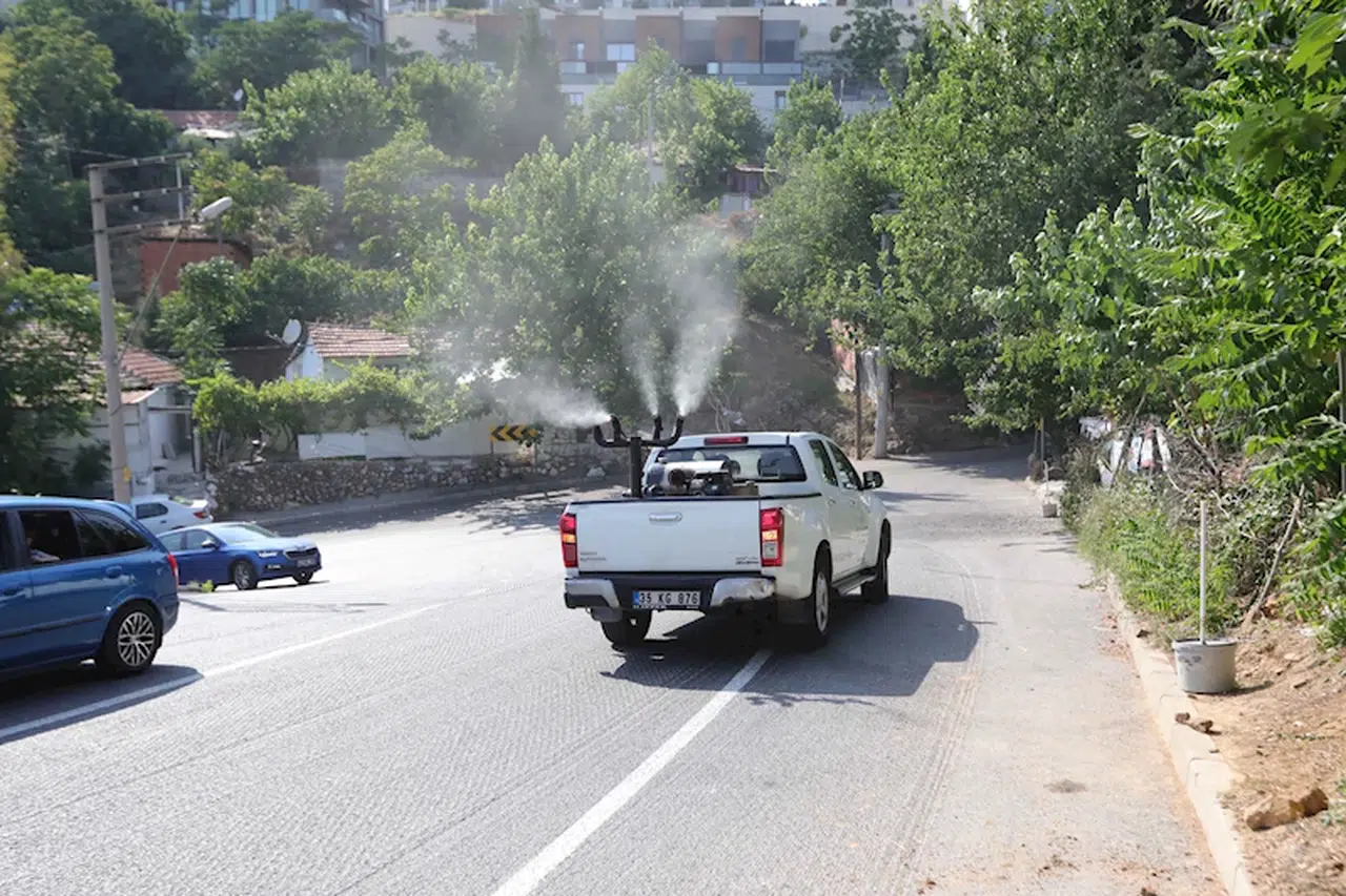 Bayraklı'da ilaçlama çalışmalarına bayramda da devam edildi
