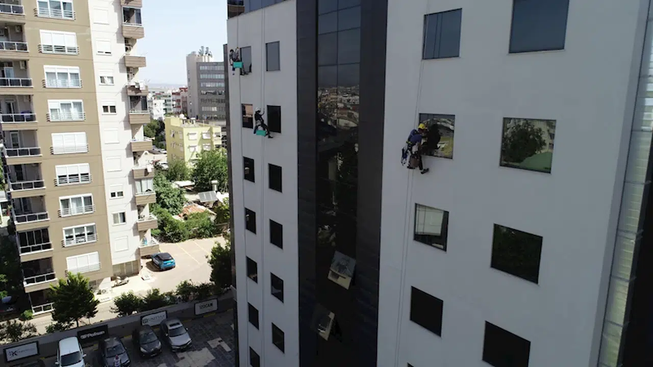 Halat ve karabinanın ucunda mesai