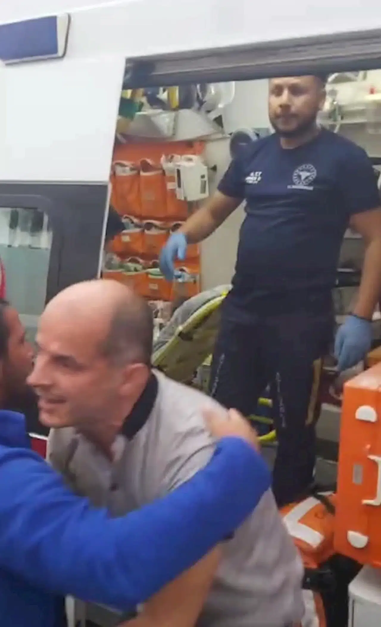 Boğuldu sandığı kızını sahile getiren cankurtarana sarıldı