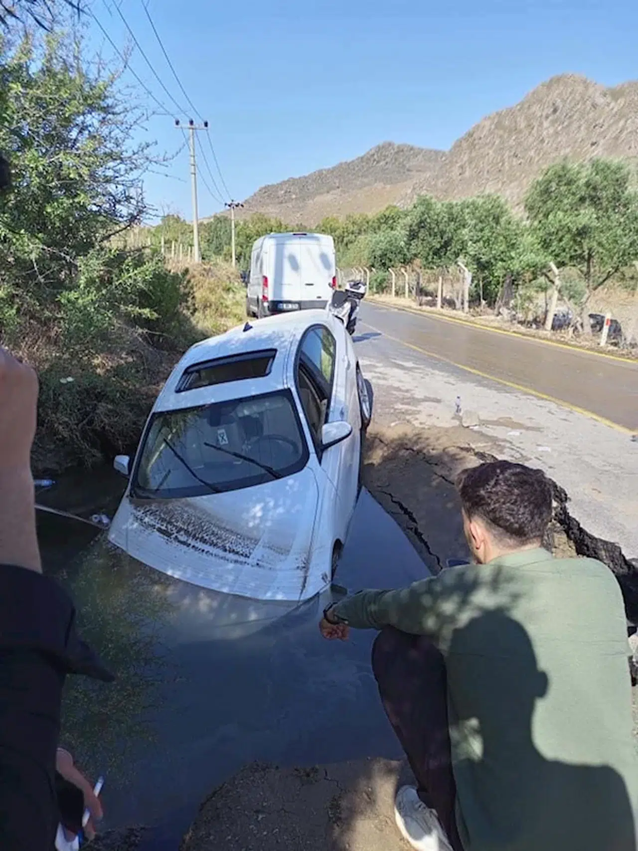 Bodrum’da isale hattı patladı; otomobil oluşan çukura düştü