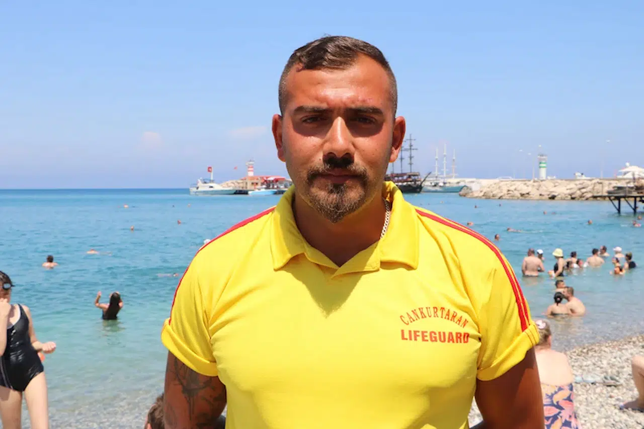 Cankurtaran denizde 5 kişiyi kurtardı, tatilciler 'kahraman' ilan etti