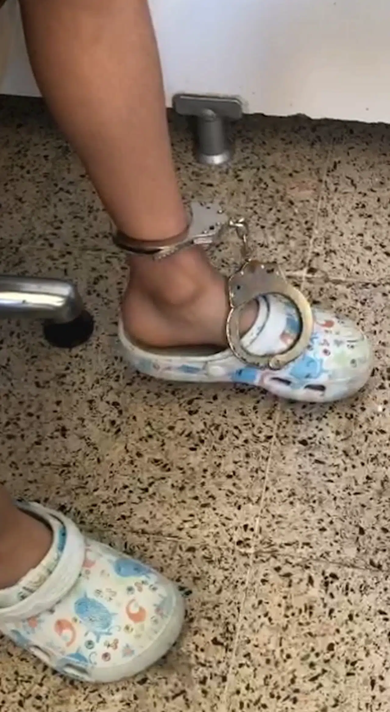 Elazığ'da ayak bileğine taktığı kelepçeyi, itfaiye keserek çıkardı