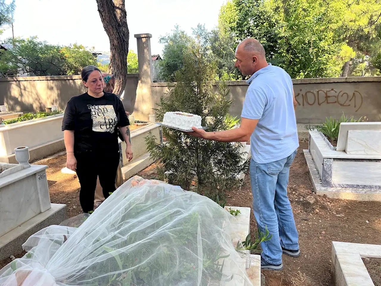 Öldürülen kızı İlayda'nın doğum gününü mezarı başında pastayla kutladı
