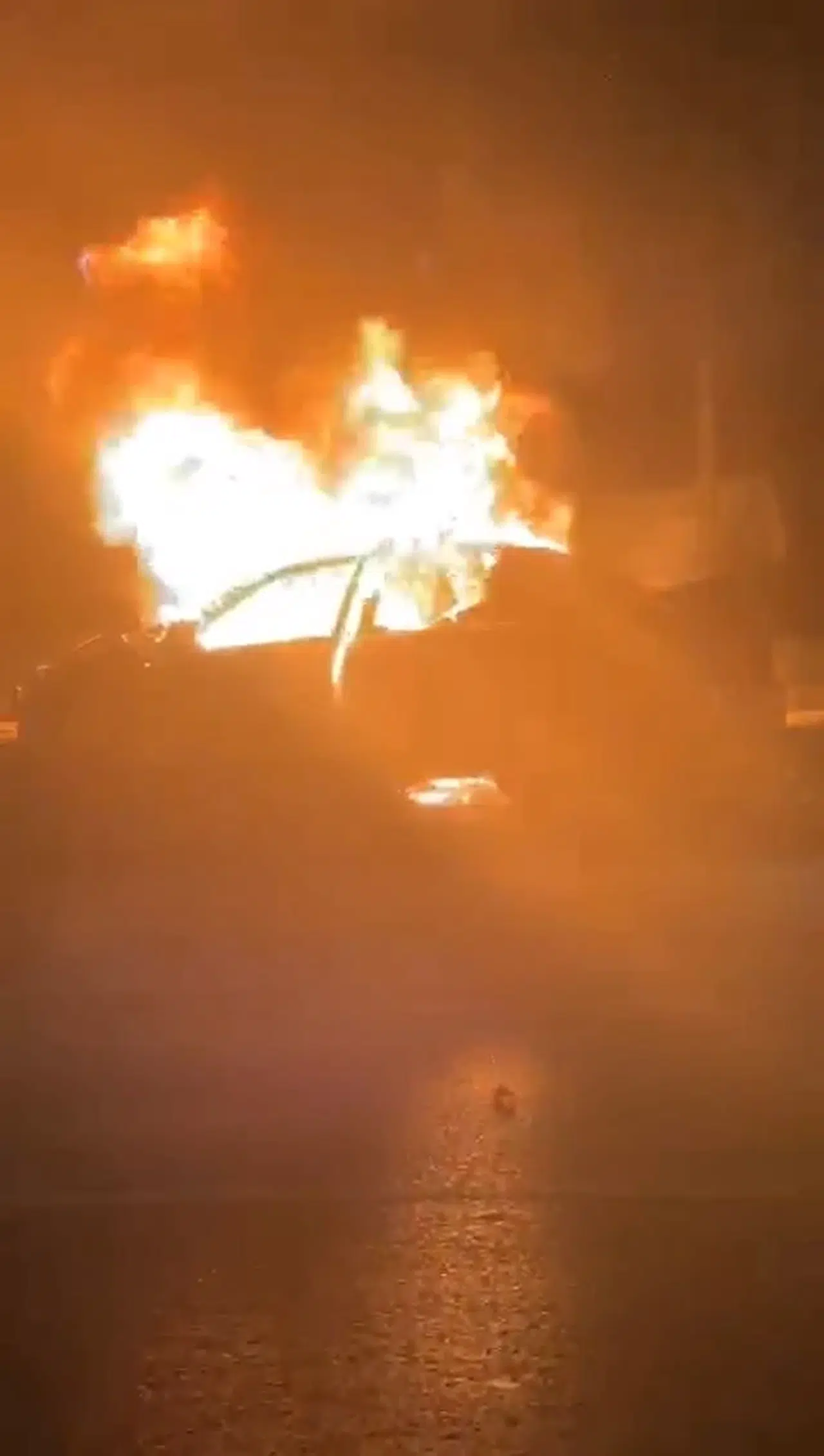 İstanbul - Ataşehir'de taksi ile çarpışan otomobil alev alev yandı; 3 yaralı 