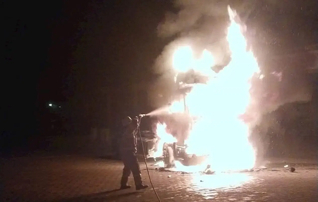 Adıyaman'da park halindeki TIR yandı