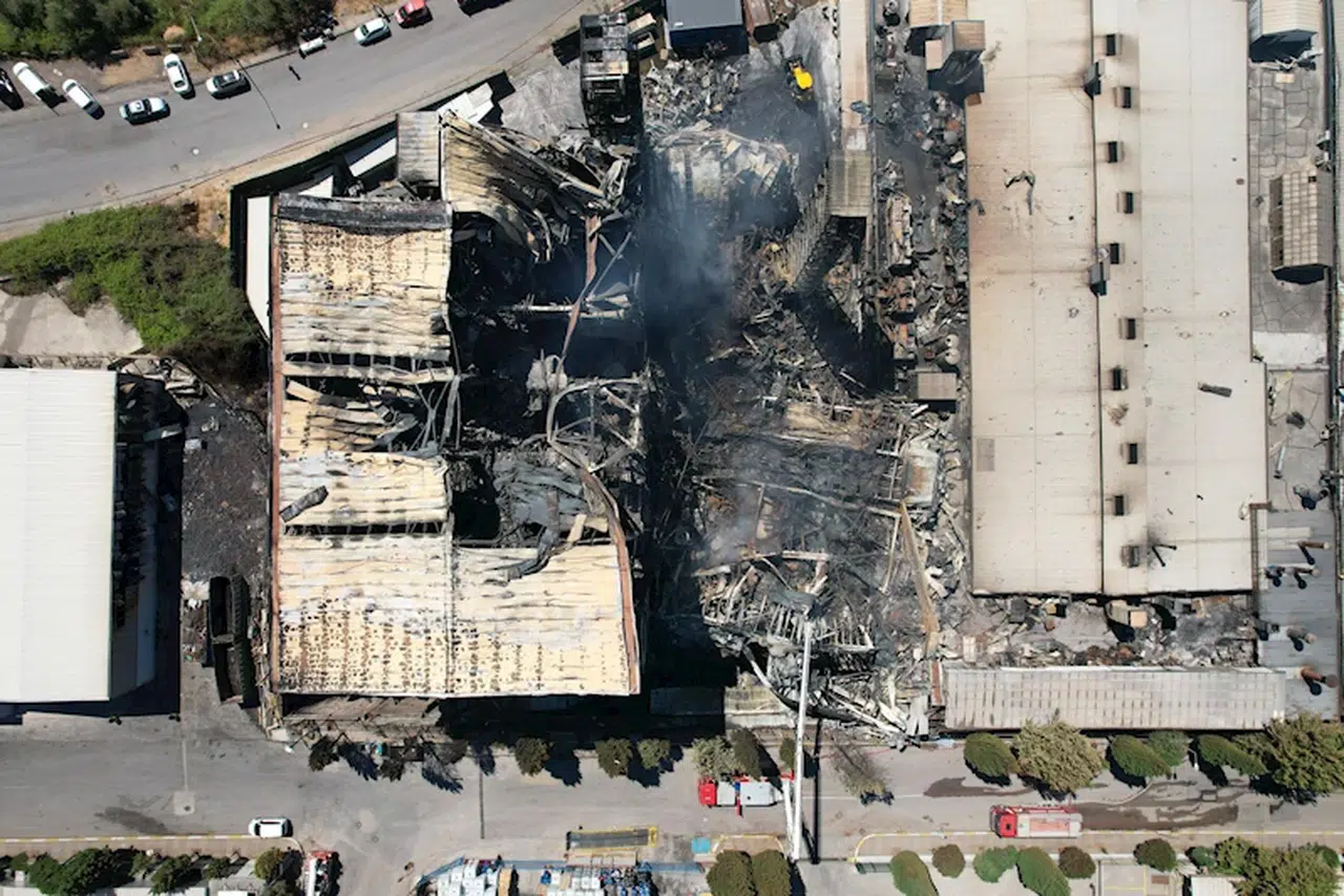 İstanbul- Tuzla'da yanan fabrika havadan görüntülendi 