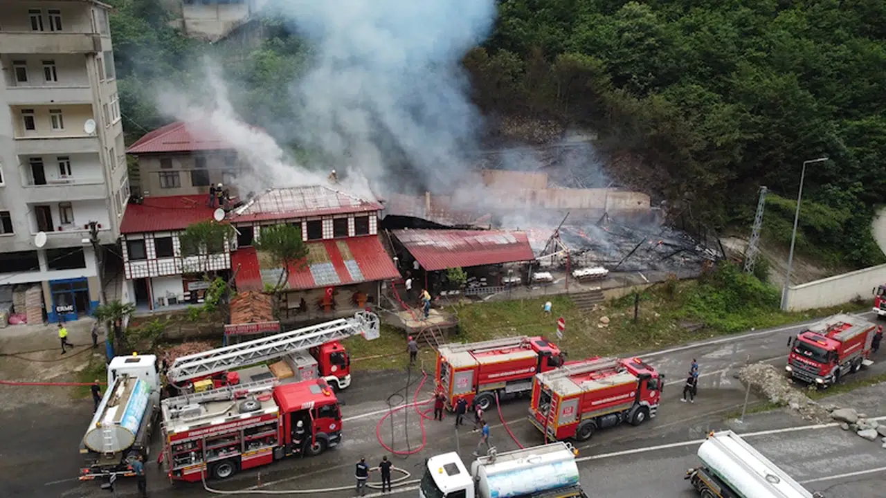 Trabzon'da düğün salonu alev alev yandı