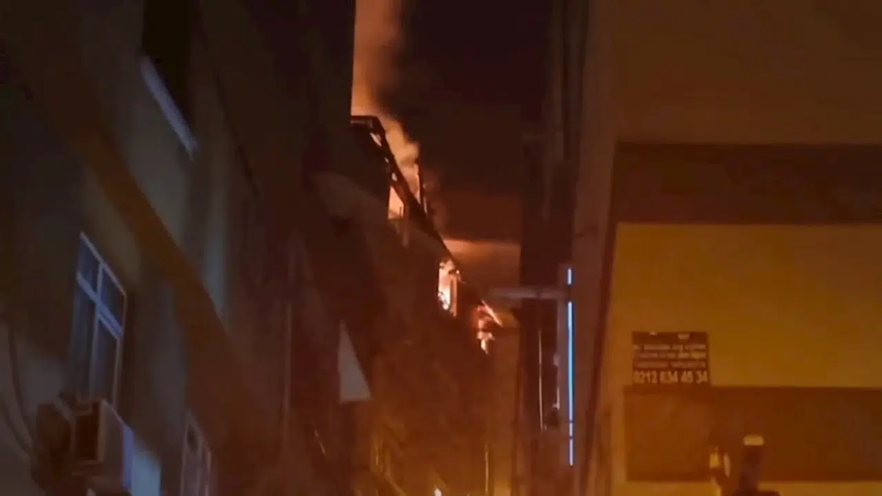 İstanbul-Kağıthane'de 5 katlı binanın çatısı alev alev yandı