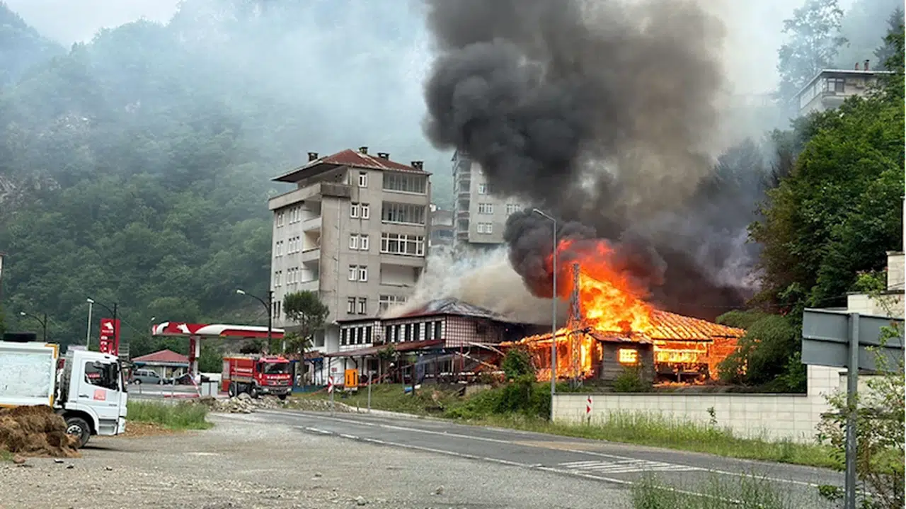 Trabzon'da çıkan yangında düğün salonu ve pansiyon zarar gördü