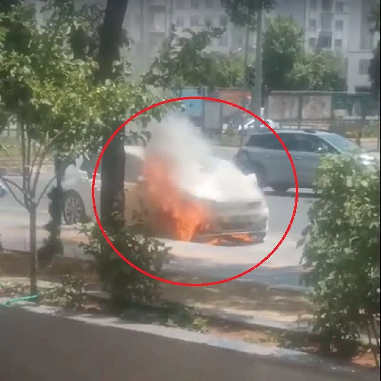 Park halindeki otomobil yandı