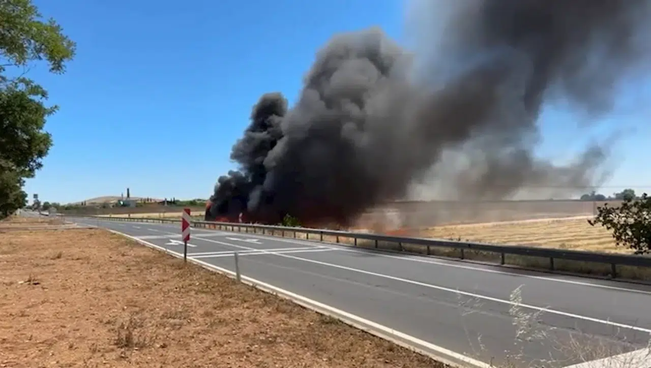 Seçimin yapıldığı Hilvan'a giden polisleri taşıyan midibüs yandı